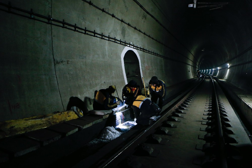 铁西铁路运营隧道病害现状